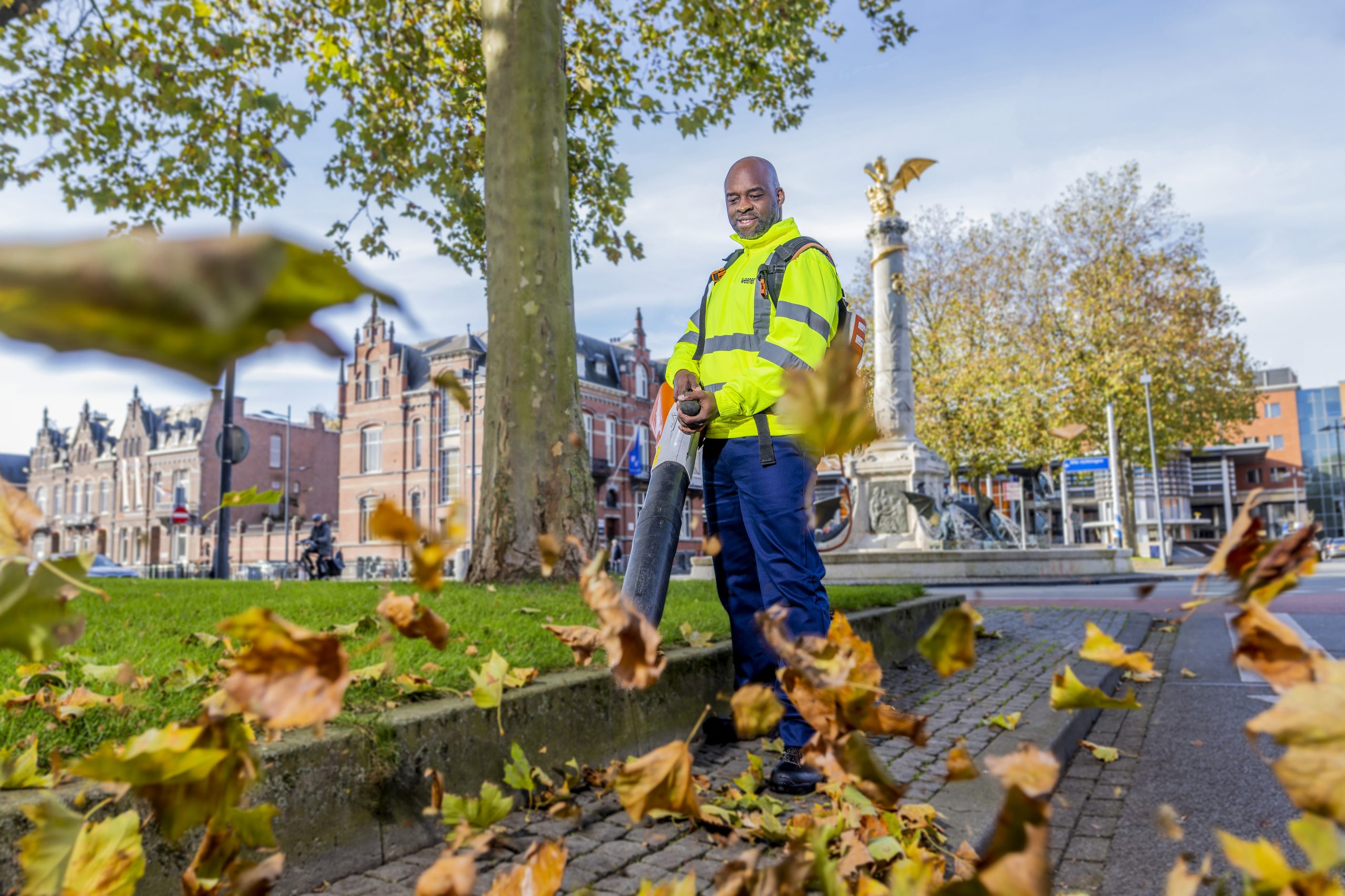 Groen collega poseert met bladblazer bij Gouden Draak in 's-Hertogenbosch